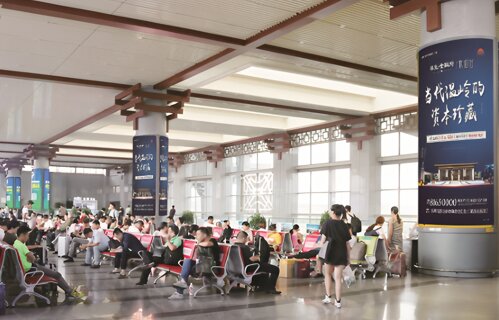 第一户外传媒-温岭站二楼候车大厅包柱灯箱