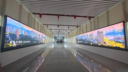 第一户外传媒-温岭站出发层廊桥两侧墙面灯箱