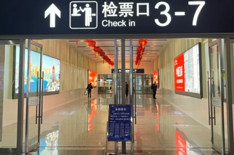 第一户外传媒-温岭站出发层进站检票口两侧墙面灯箱