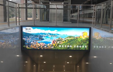 第一户外传媒-温岭站站台层出站梯楣灯箱