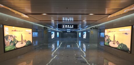 第一户外传媒-温岭站到达层出站通道墙面灯箱