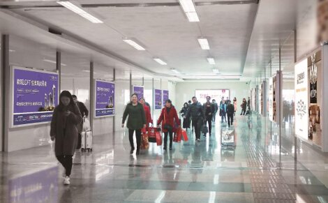 第一户外传媒-温岭站出站通道两侧墙面灯箱