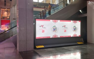 第一户外传媒-温岭站出站通道扶梯侧面灯箱