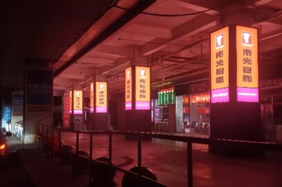 第一户外传媒-温岭站出站口包柱灯箱