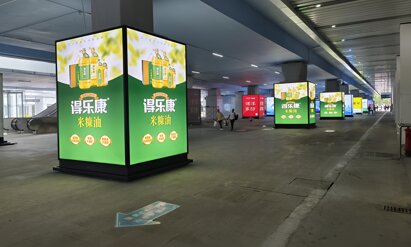 第一户外传媒-温岭站进出站口商业区品牌包柱灯箱