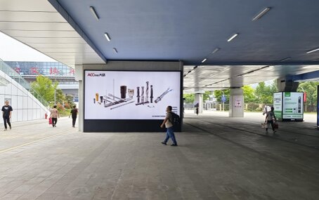 第一户外传媒-温岭站进出站口商业区品牌落地灯箱