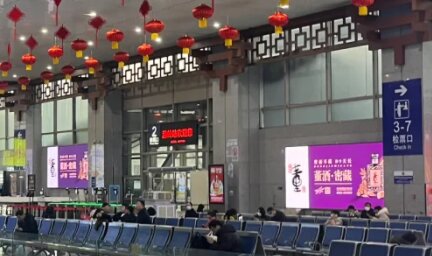 第一户外传媒-温岭站二楼候车大厅检票口两侧LED屏