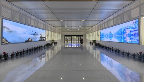 第一户外传媒-临海站出发层进站天桥灯箱