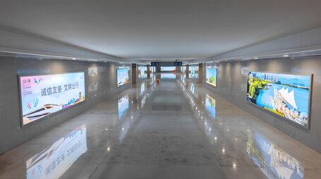 第一户外传媒-临海站到达层出站通道墙面灯箱