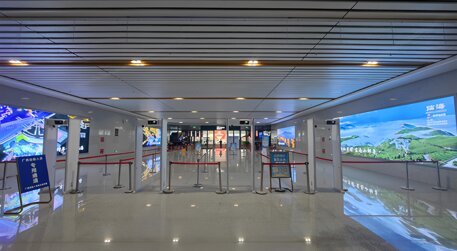第一户外传媒-临海站到达层出站厅两侧墙面灯箱