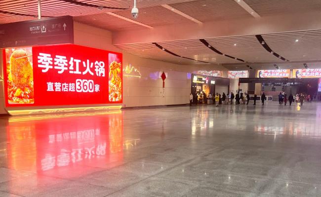 长沙南站到达换乘通道墙面灯箱广告图客流实拍