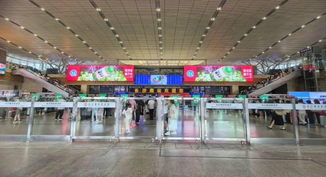 长沙南站出发安检口LED大屏广告直拍图