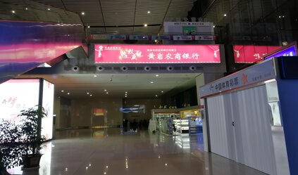 第一户外传媒-台州西站一楼候车大厅自动扶梯侧面灯箱