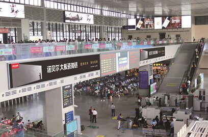 第一户外传媒-台州西站一楼候车大厅信息屏两侧灯箱