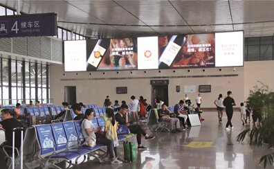 第一户外传媒-台州西站二楼候车大厅两侧墙面灯箱