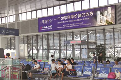 第一户外传媒-台州西站二楼候车大厅检票口顶部大型灯箱