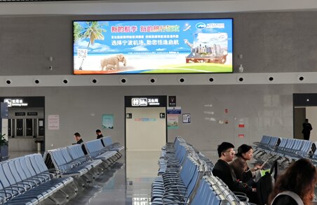 第一户外传媒-台州西站二楼候车厅墙面灯箱