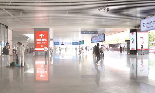 第一户外传媒-台州西站出站口吊挂式巨屏灯箱