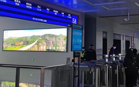 深圳第一户外传媒-台州站出发层候车室闸机口两侧灯箱