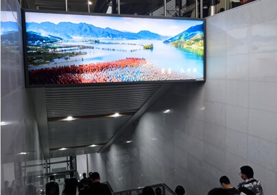 深圳第一户外传媒-台州站站台层梯顶灯箱