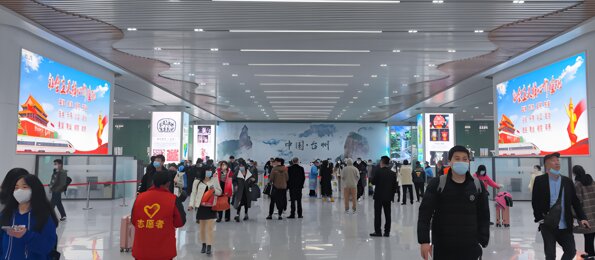 深圳第一户外传媒-台州站到达层出站厅立柱灯箱