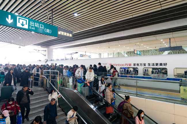 春运高铁站台人头攒动-高铁外车身贴广告