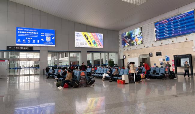 义乌机场出发大厅广告位左侧座椅区