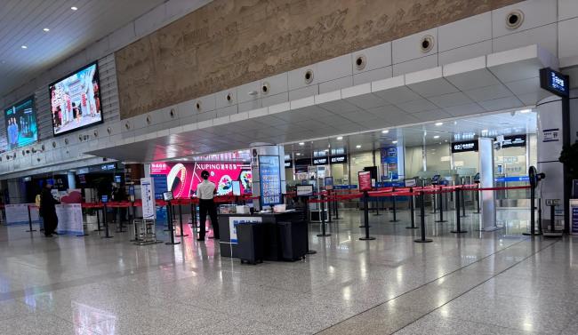 义乌机场出发大厅广告位右侧值机柜台 