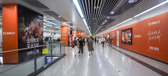 第一户外传媒-成都地铁品牌森林广告