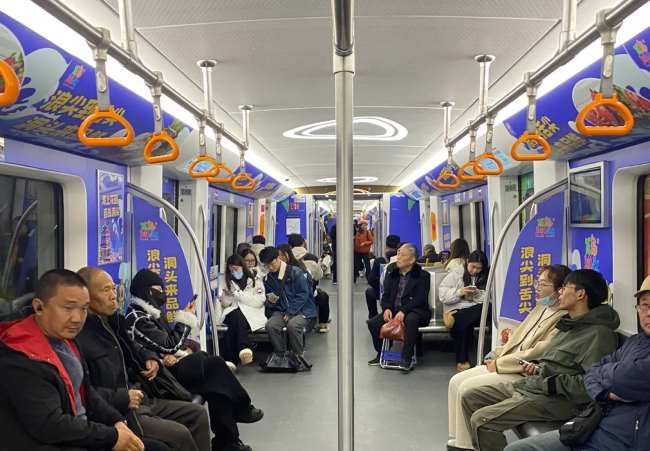 温州轻轨内包车文旅广告海蓝色清新广告案例实拍图