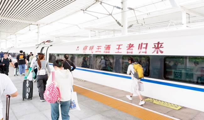 济南西站站台高铁列车停靠乘客走路画面