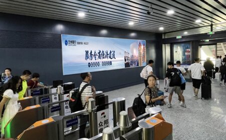 第一户外传媒-兰州西站候车大厅检票闸机口灯箱
