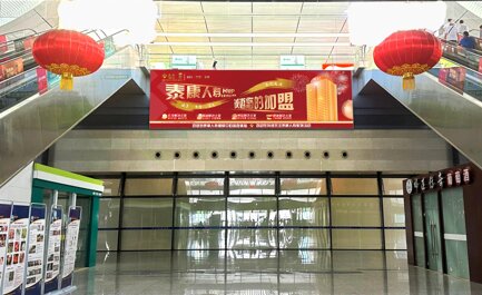 第一户外传媒-兰州西站进站大厅中央灯箱