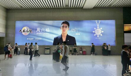 第一户外传媒-兰州西站到达层北广场墙面灯箱