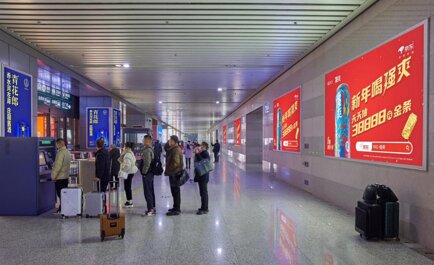 第一户外传媒-兰州西站出站通道墙体灯箱