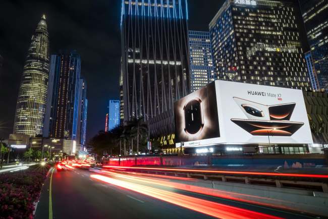 深圳湾万象城靠近地标春笋大厦的LED巨屏广告