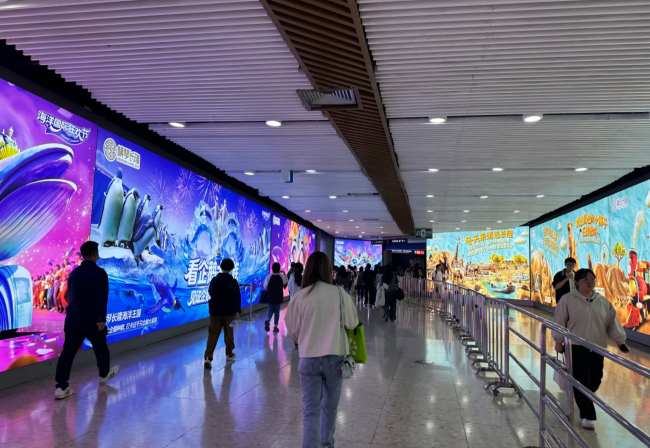 广州地铁珠江新城站D出入口早高峰客流画面