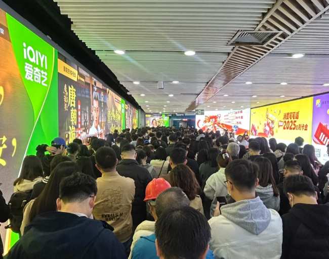 广州地铁珠江新城站人山人海客流画面 