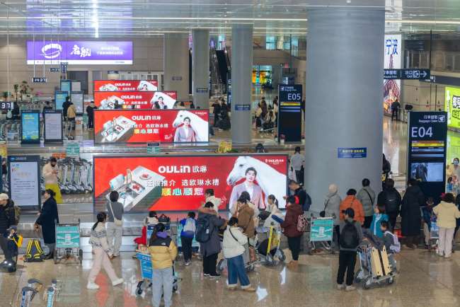 宁波机场行李厅俯拍有客流场景图片