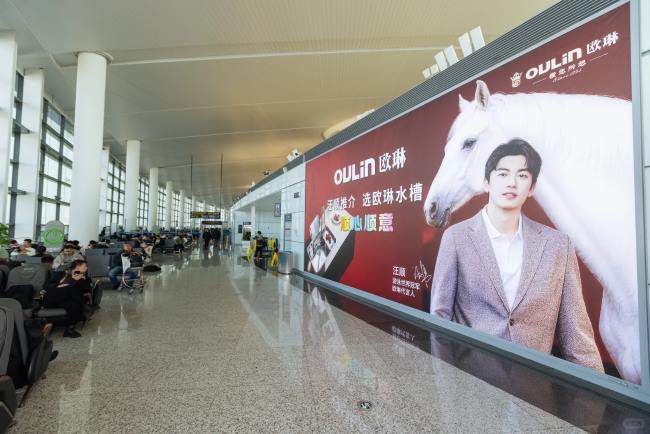 宁波机场出发区域候机大厅座椅区实拍图