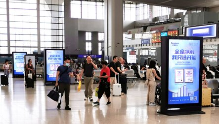 第一户外传媒-福州站候车室刷屏机广告