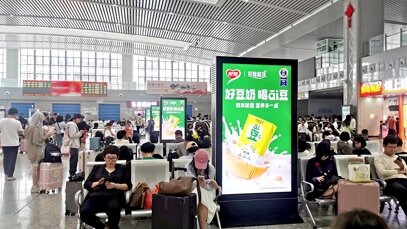 第一户外传媒-厦门站候车室刷屏机广告