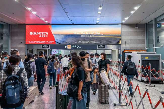 上海虹桥站到达层出租车等候区入口处排队场景