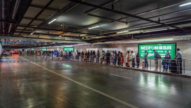 虹桥高铁站出租车道等候厅排长队客流图