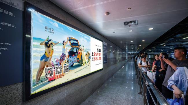 上海虹桥站出租车等候通道乘客拍照场景图 