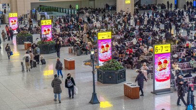 第一户外传媒-哈尔滨站候车室刷屏机广告