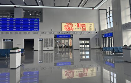 第一户外传媒-景德镇北站新建站候车厅墙面灯箱