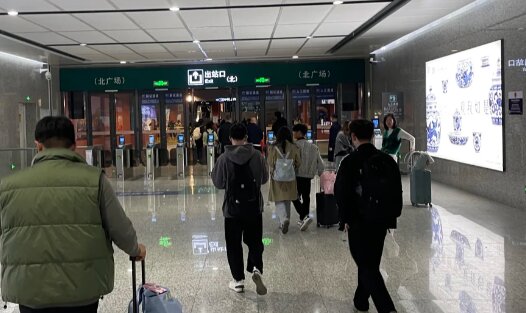 第一户外传媒-景德镇北站新建站出站通道墙面灯箱