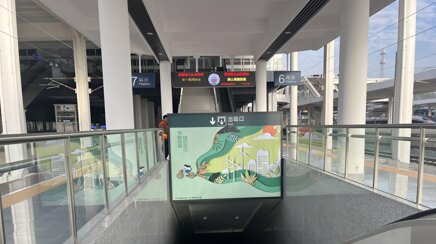 第一户外传媒-景德镇北站新建站站台出站门楣灯箱