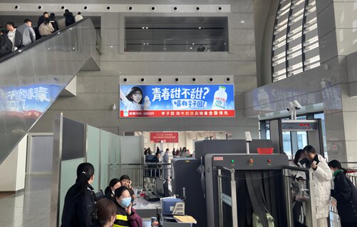 第一户外传媒-景德镇北站一楼候车厅墙面灯箱